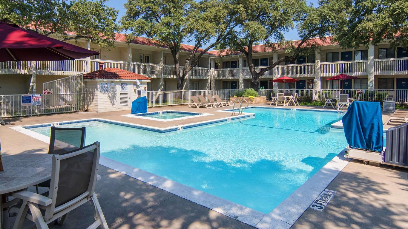 Motel 6 Dallas - Addison