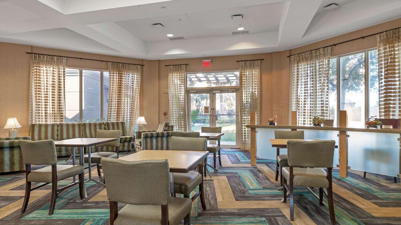 La Quinta Inn & Suites by Wyndham Ft. Lauderdale Airport