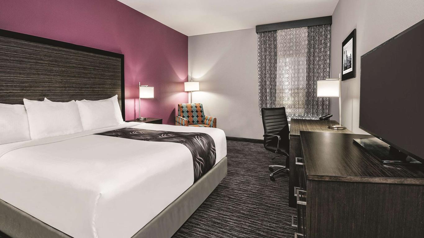 La Quinta Inn & Suites by Wyndham Dallas Grand Prairie North